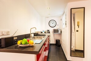 Fridge, microwave, oven, dishwasher - LA TREILLE AP4334 By Riviera Holiday Homes (Niza)