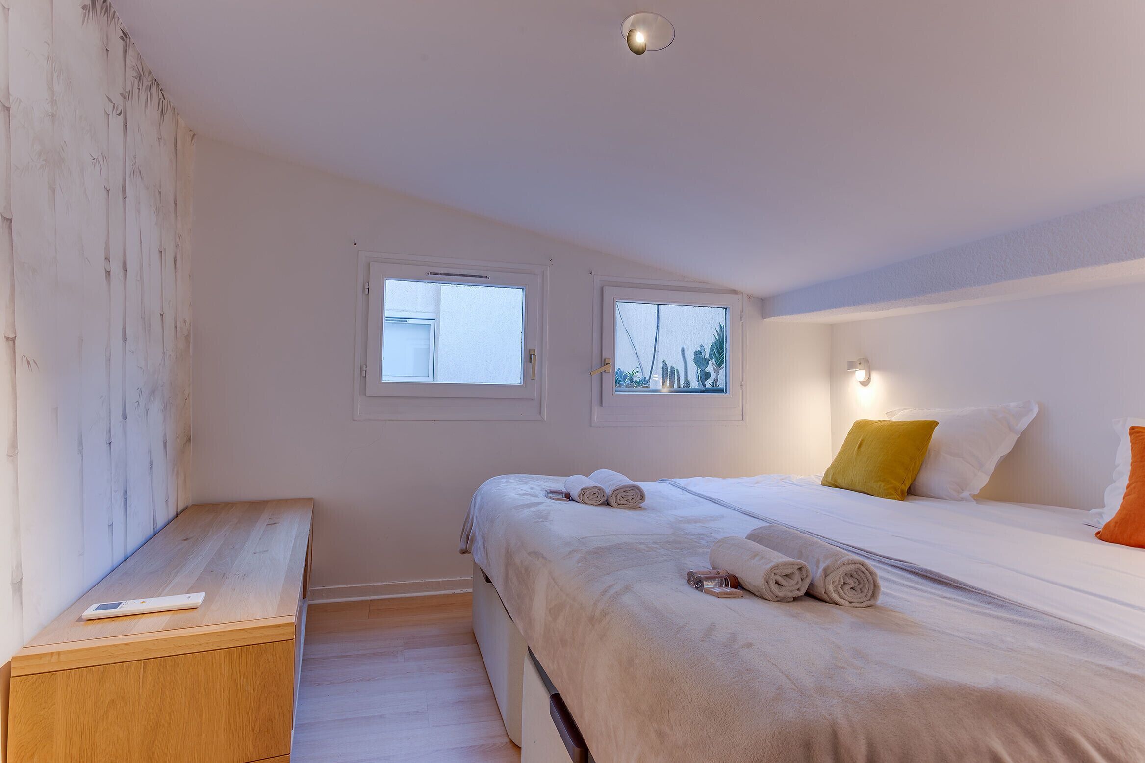 Tabla de planchar con plancha, wifi gratis, ropa de cama