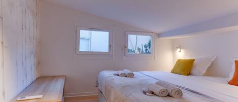 Tabla de planchar con plancha, wifi gratis, ropa de cama