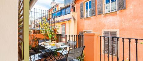 تناول الطعام بالخارج