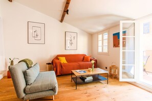 TV - LA TREILLE AP4334 By Riviera Holiday Homes (Niza)