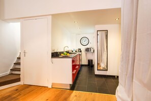 Kylskåp, mikrovågsugn, ugn och diskmaskin