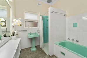Shower, hair dryer, towels - Bellevue Heights HolidayHome - Flinders Uni & Med (Bellevue Heights)