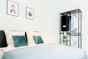 4 bedrooms, iron/ironing board, WiFi, bed sheets