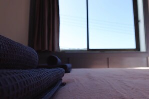 3 habitaciones, escritorio y tabla de planchar con plancha 