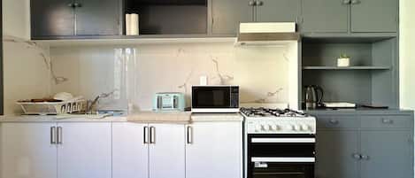 Réfrigérateur, four à micro-ondes, un four, surface de cuisson