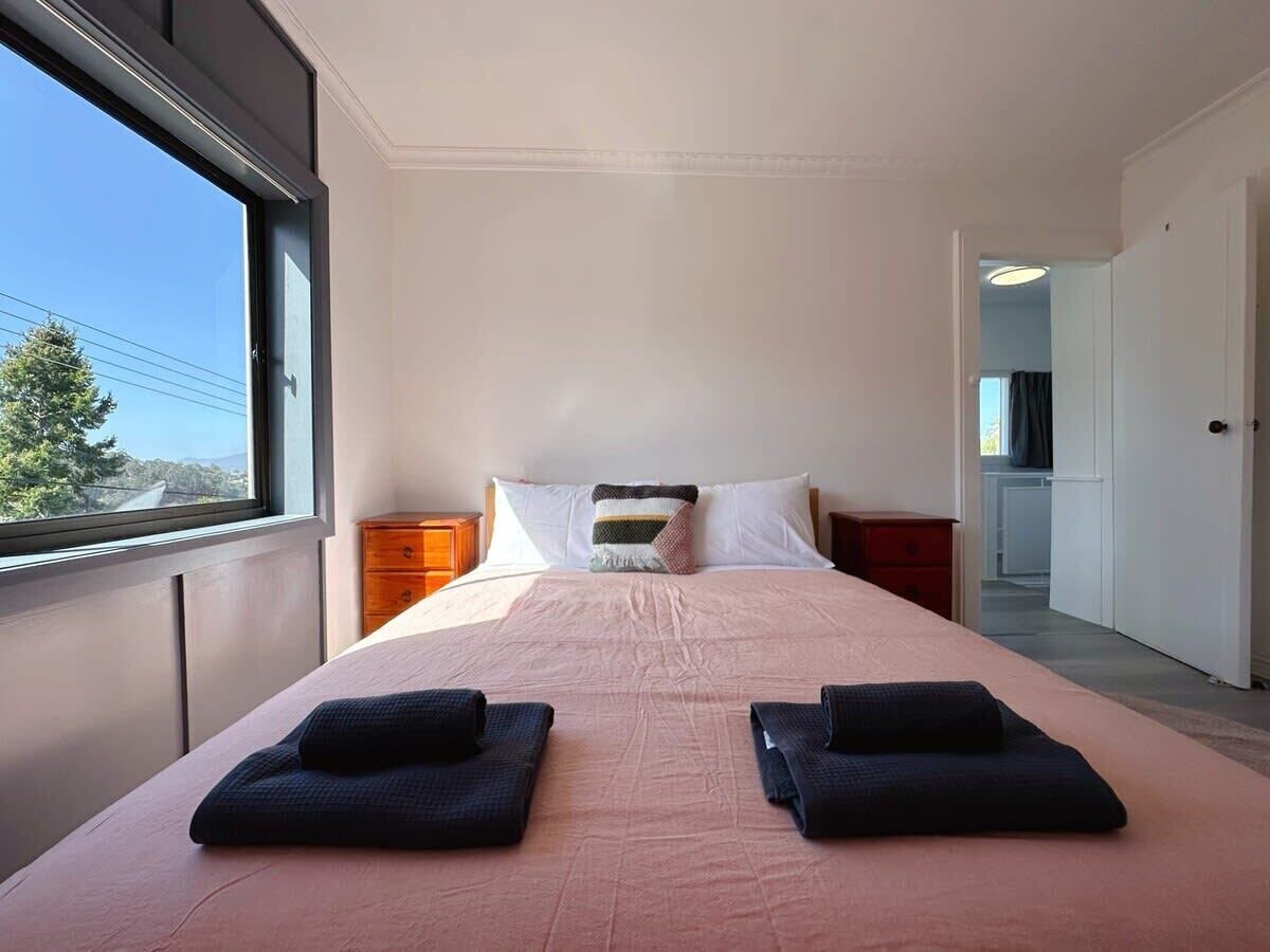 3 habitaciones, escritorio y tabla de planchar con plancha 