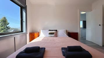 3 bedrooms, desk, iron/ironing board, travel cot