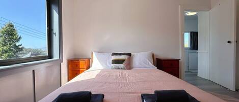 3 habitaciones, escritorio y tabla de planchar con plancha