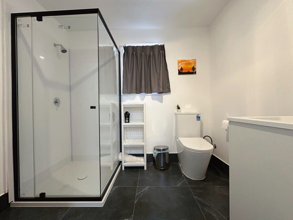 Shower, hair dryer, towels, shampoo