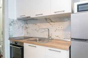 Loft, 2 Bedrooms, Pool Access | Private kitchen | Full-size fridge, microwave, oven, stovetop - Erato Residential Complex (Ofrinion)