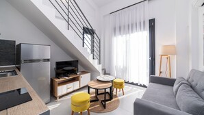 Bedroom Loft with Pool Access | 起居區 | 40-吋智慧型電視，提供有線頻道