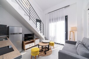 复式房, 2 间卧室, 使用泳池 | 起居区 | 40-英寸智能电视（配备有线频道）