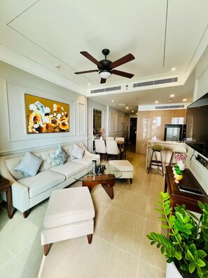 Smart TV, fireplace