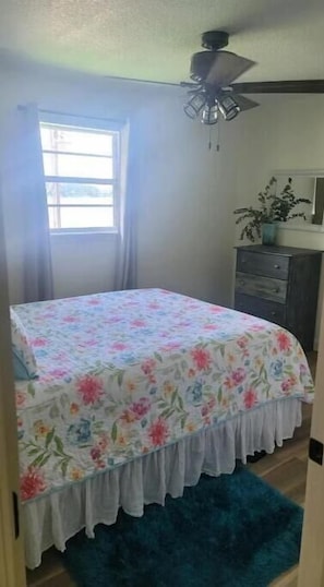 2 bedrooms, iron/ironing board, free WiFi, bed sheets - Watts Bar Lake
The Thomas House 2489 River Rd. Kingston TN 37763 (Kingston)