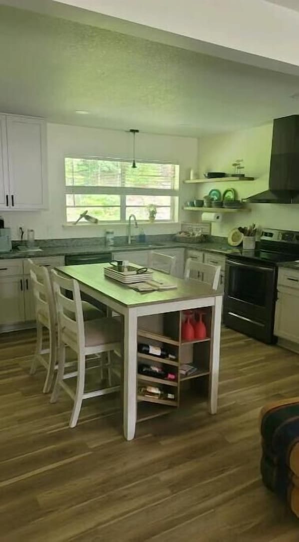 Fridge, microwave, oven, stovetop - Watts Bar Lake
The Thomas House 2489 River Rd. Kingston TN 37763 (Kingston)