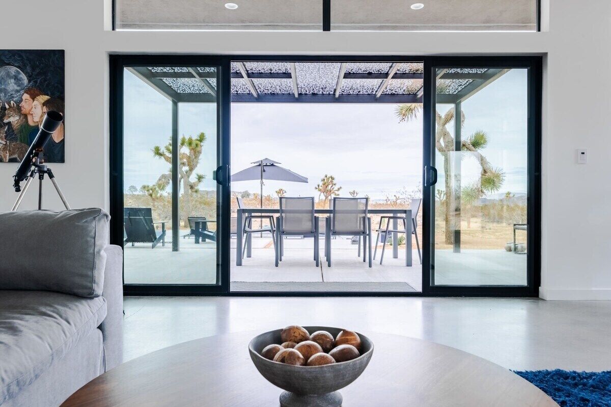 تلفزيون، مدفأة، كُتُب، ستيريو