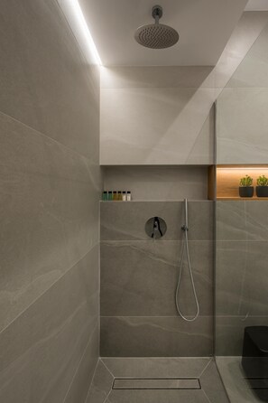 Premium Apartment | Bathroom shower