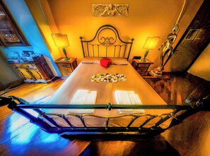 1 bedroom, Frette Italian sheets, premium bedding, down comforters