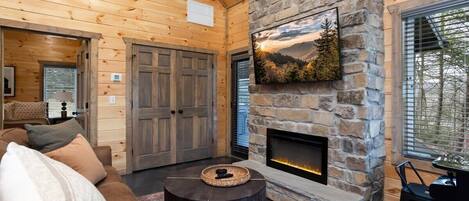 تلفزيون، مدفأة، مكتب