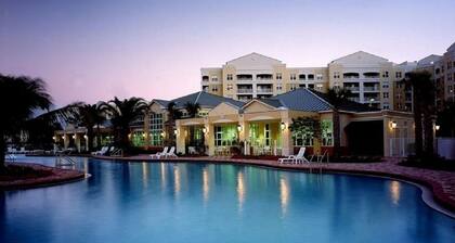 Cozy 2-bedroom resort with WiFi, AC, fitness room in peaceful Weston