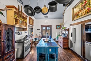 Fridge, microwave, oven, dishwasher - romantic • 2 king suites • hot tub • pool table • old-world charm (Elation) (Gatlinburg)