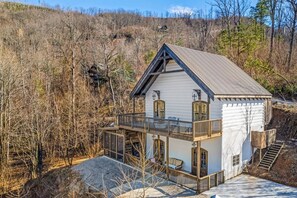 Exterior - romantic • 2 king suites • hot tub • pool table • old-world charm (Elation) (Gatlinburg)