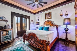 2 bedrooms, iron/ironing board, free WiFi, bed sheets - romantic • 2 king suites • hot tub • pool table • old-world charm (Elation) (Gatlinburg)