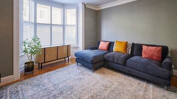 Télévision, cheminée, espaces bureaux