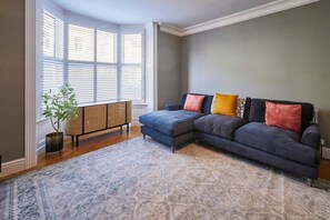 TV, peis og kontorer