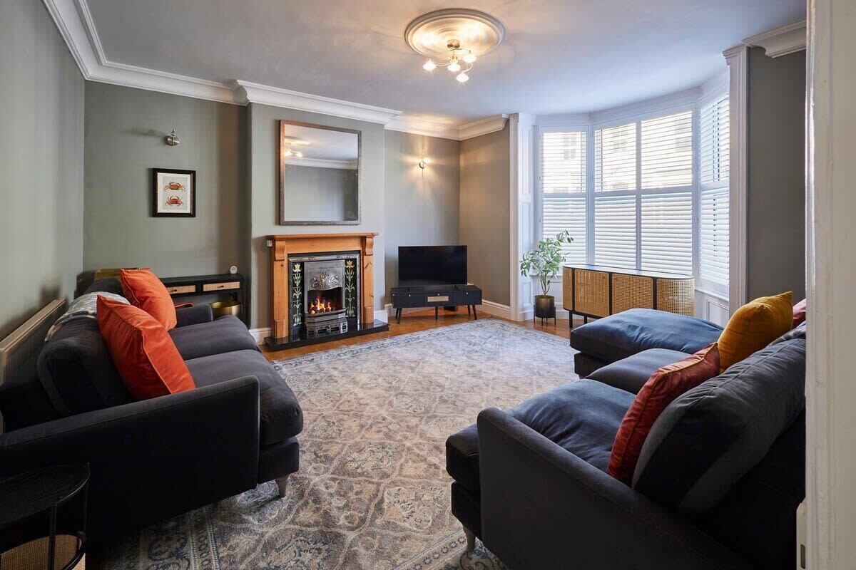 Télévision, cheminée, espaces bureaux