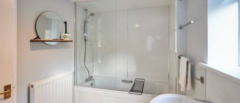 Shower, hair dryer, towels, shampoo