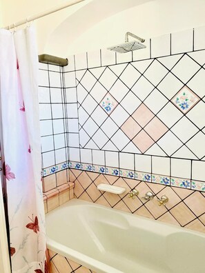 Haartrockner, Bidet, Handtücher, Seife