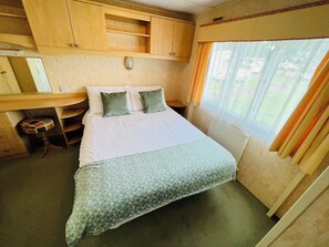 2 bedrooms, iron/ironing board, WiFi, bed sheets - 2 Bedroom Caravan SHS3, Sandhills, Bembridge (Hillway)