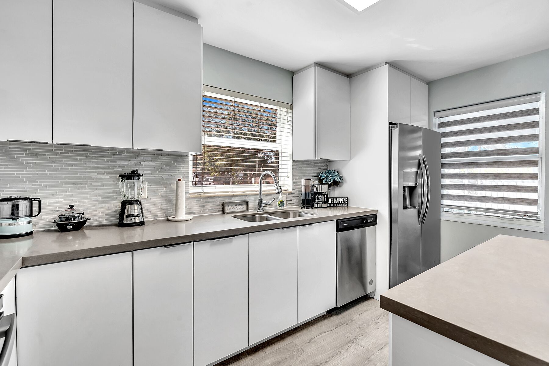 Jääkaappi, mikroaaltouuni, uuni, liesi