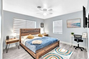 3 habitaciones, escritorio y tabla de planchar con plancha