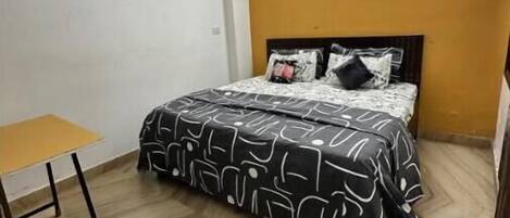 1 habitación, tabla de planchar con plancha, wifi y ropa de cama