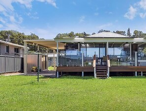 Exterior - The Sweet Retreat - Hot tub with Lakeviews! (Tuggerawong)