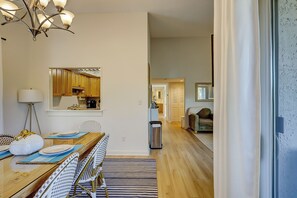 Dining - Sunset Rentals | Bluff Villas 1768 (Hilton Head Island)