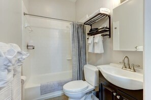 Shower, hair dryer, towels - Eichberg's Suite, Historic | Steps to Forsyth Park (Savannah)