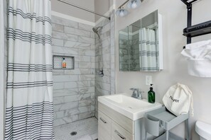 Shower, hair dryer, towels - The Alfred Inn, Victorian District | Modern Flare (Savannah)