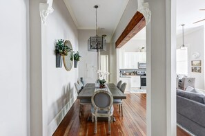 Dining - The Alfred Inn, Victorian District | Modern Flare (Savannah)