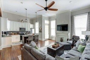 TV, offices - The Alfred Inn, Victorian District | Modern Flare (Savannah)