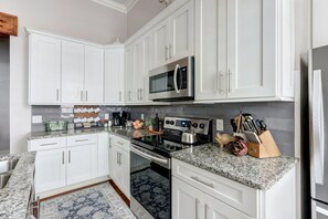 Fridge, microwave, oven, stovetop - The Alfred Inn, Victorian District | Modern Flare (Savannah)