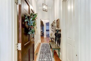 Interior - The Alfred Inn, Victorian District | Modern Flare (Savannah)