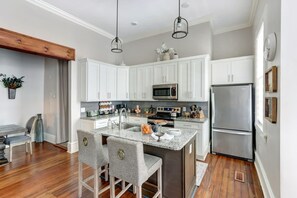 Fridge, microwave, oven, stovetop - The Alfred Inn, Victorian District | Modern Flare (Savannah)