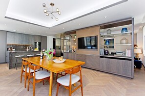 3 bedrooms - 3-bed Deluxe Apt 101 (London)