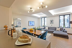 2 bedrooms - 2-bed Superior Apt 103 (London)
