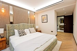 2 bedrooms - 2-bed Superior Apt 103 (London)