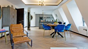 Un interior moderno con comedor, cocina y zona de descanso tipo loft.